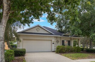 100 Wethersfield Ct in DeLand, FL - Building Photo