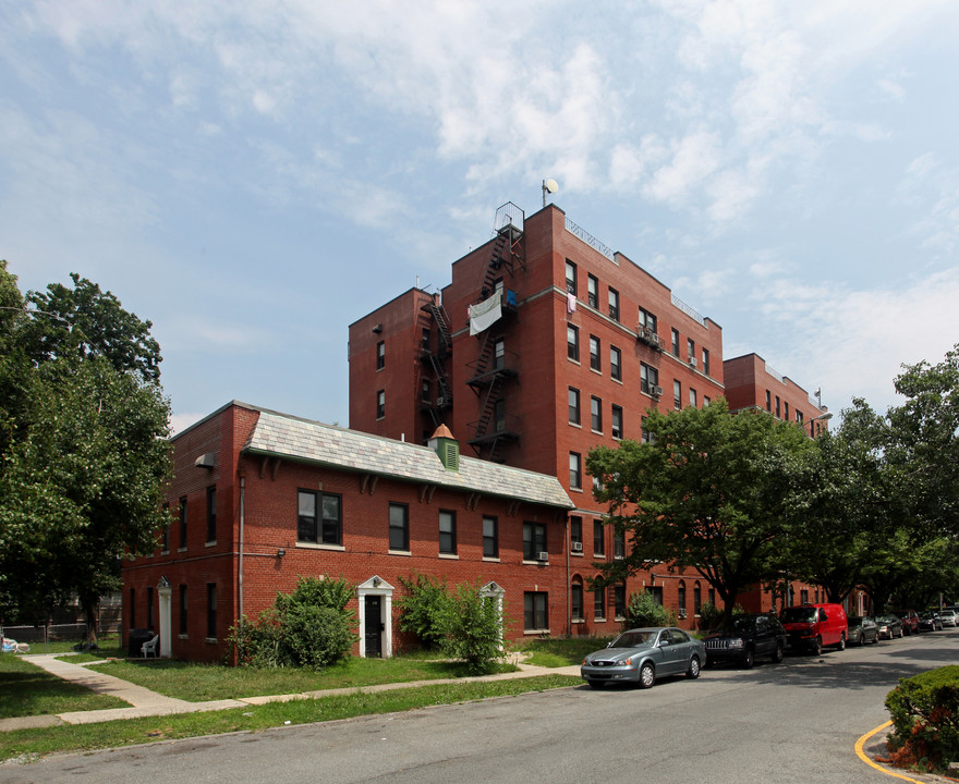 Hollis Apartments in Hollis, NY - Foto de edificio