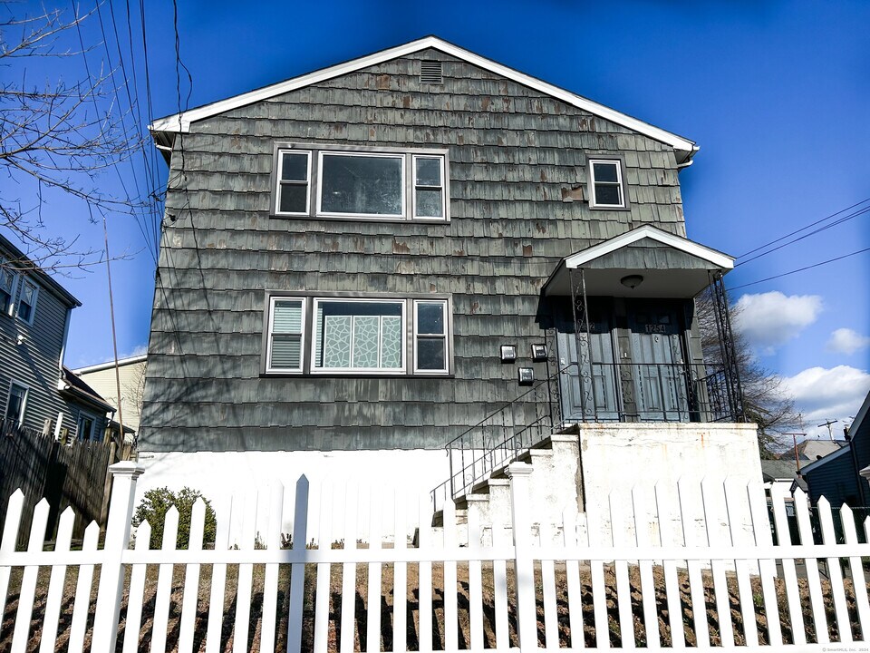 1254 Reservoir Ave, Unit 2 in Bridgeport, CT - Building Photo