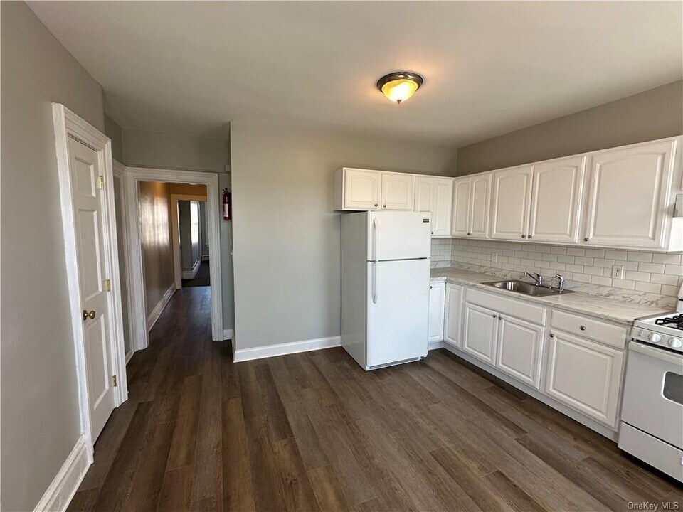 87 Broadway, Unit 3 in Newburgh, NY - Building Photo