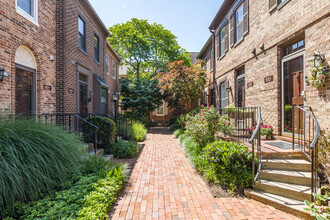 Laurel Mews & Washington Court in Arlington, VA - Building Photo - Building Photo