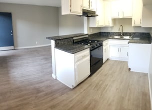 12130 Old River School Rd in Downey, CA - Foto de edificio - Building Photo