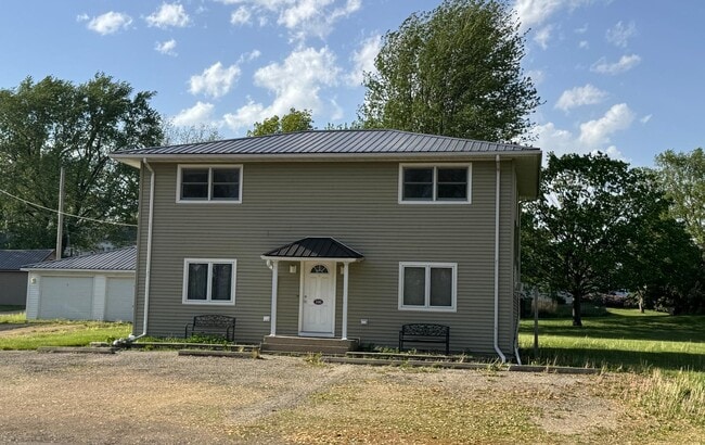 106 Monroe St in Monroe Center, IL - Building Photo - Building Photo