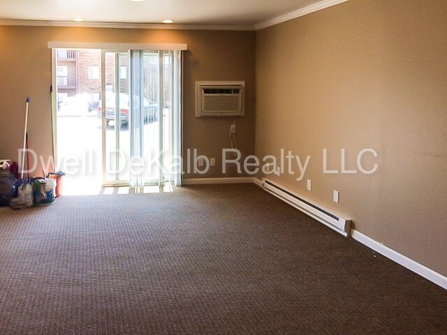 820 Edgebrook Dr-Unit -8 in Dekalb, IL - Building Photo