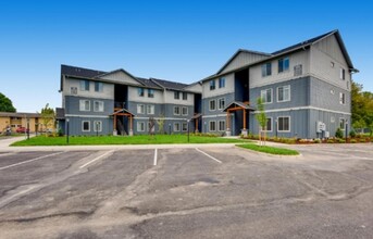 Hazel Hollow Apartments in Jefferson, OR - Building Photo - Building Photo