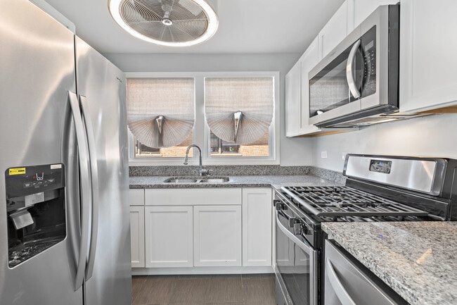 9211 S Cottage Grove Ave in Chicago, IL - Building Photo - Building Photo