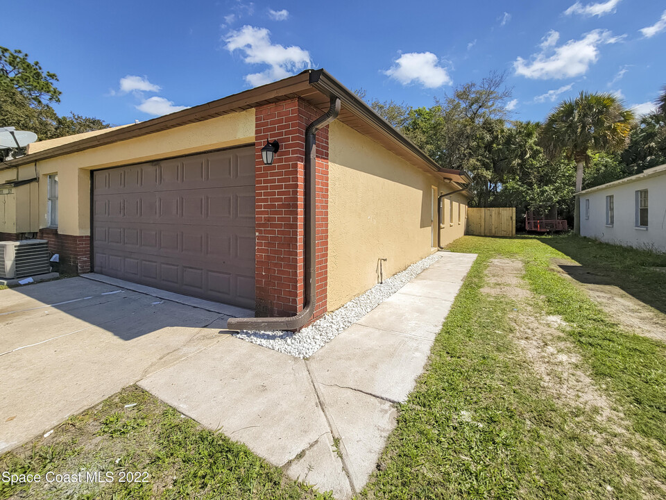 329 Sun Dial Ct in Cocoa, FL - Building Photo