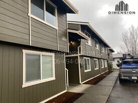 Large Top floor 2 Bed 1.5 Bath Apartment in Pacific, WA - Building Photo