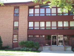 505 Henry Clay E St, Unit 102 in Whitefish Bay, WI - Foto de edificio - Building Photo