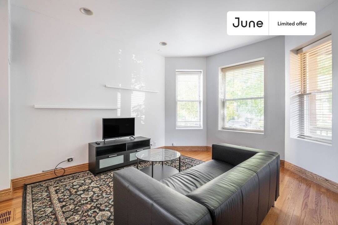 3020 N Sawyer Ave in Chicago, IL - Building Photo