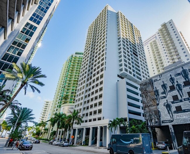 170 SE 14th St, Unit PH08 in Miami, FL - Building Photo - Building Photo