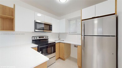 325 SW 30th Rd-Unit -3 in Miami, FL - Foto de edificio - Building Photo