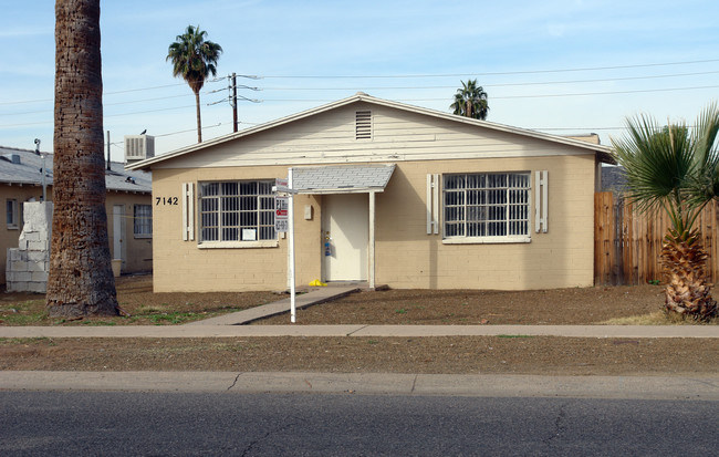 Glendale Manor in Glendale, AZ - Building Photo - Building Photo