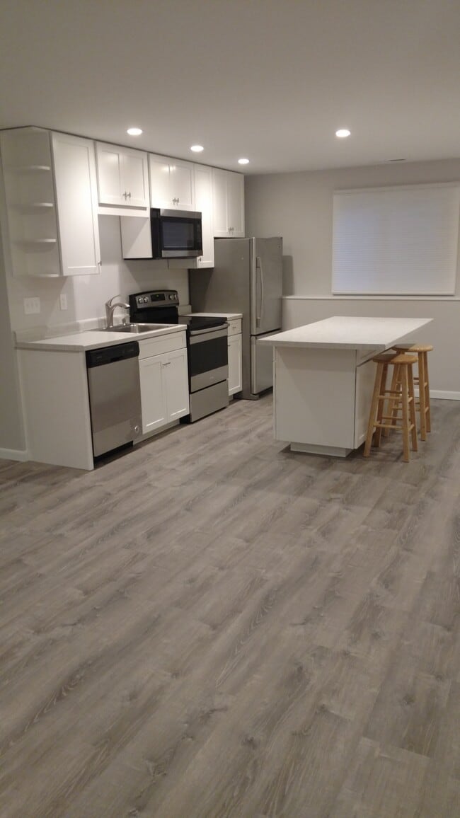 1556 Hillview Rd, Unit Lower level