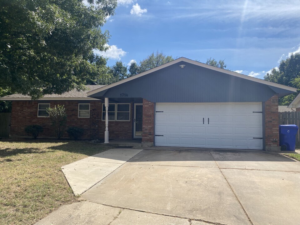 1714 Village Dr in Norman, OK - Building Photo