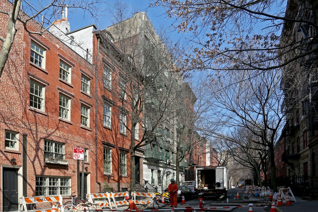 33 Bank St in New York, NY - Building Photo