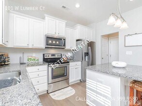 101 W Lumber Ct in Clayton, NC - Foto de edificio - Building Photo