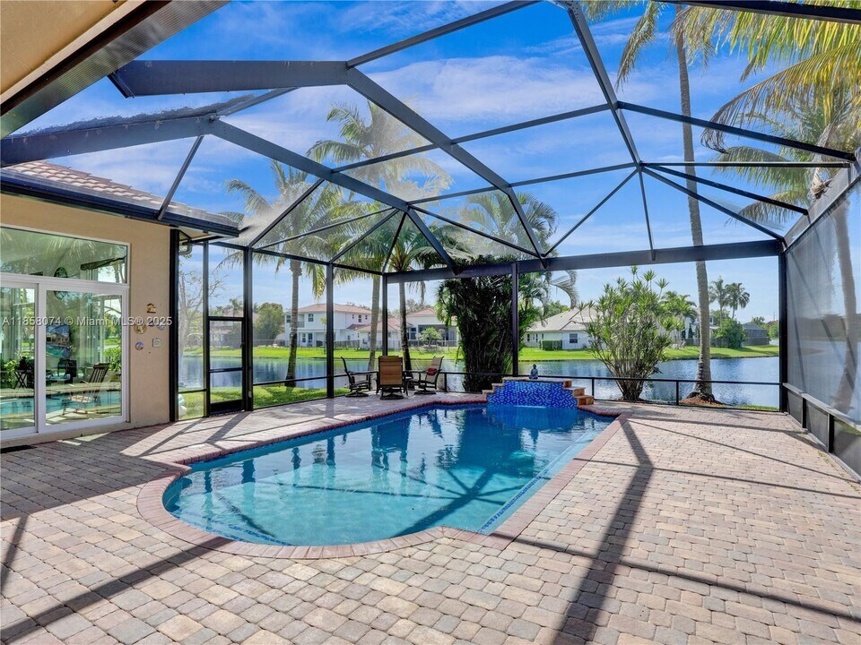 2715 Edgewater Ct in Weston, FL - Building Photo