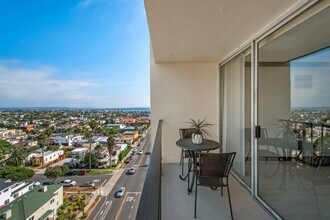 4944 Cass St in San Diego, CA - Building Photo - Building Photo