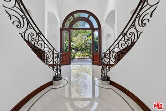 4536 Vanalden Ave in Los Angeles, CA - Building Photo - Building Photo