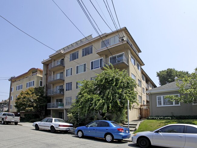 346 Hanover Ave in Oakland, CA - Foto de edificio - Building Photo