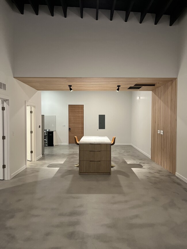 77 W 3rd St, Unit 202 in Winona, MN - Foto de edificio - Building Photo