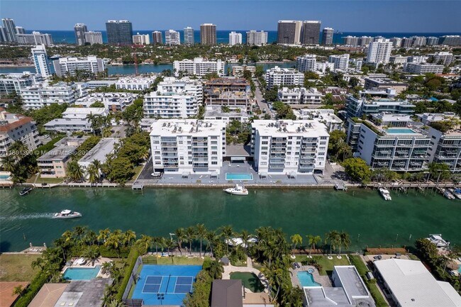10000 W Bay Harbor Dr in Bay Harbor Islands, FL - Building Photo - Building Photo