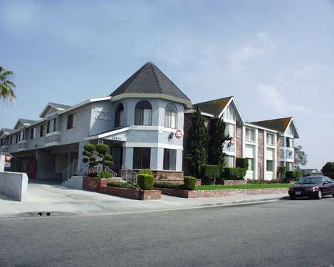 Village Estates Apartments in Hawthorne, CA - Building Photo