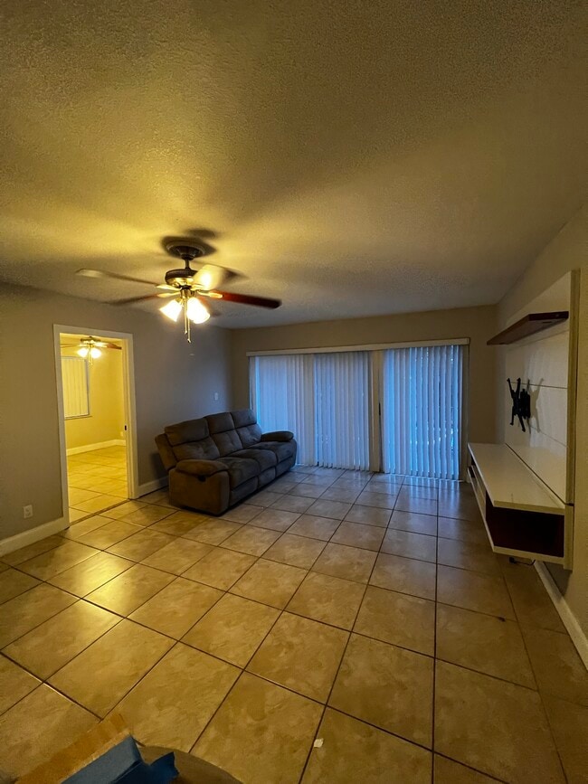 7063 W Sunrise Blvd, Unit D2 in Plantation, FL - Building Photo - Building Photo