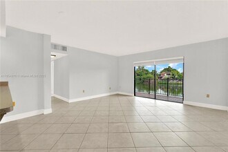 1335 W 68th St, Unit 207 in Hialeah, FL - Building Photo - Building Photo