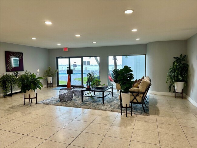 1880 S Treasure Dr, Unit 2D in North Bay Village, FL - Foto de edificio - Building Photo
