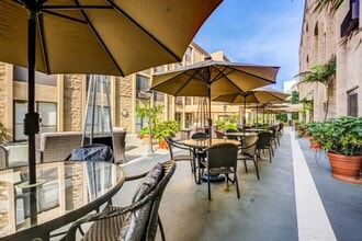 Chateau La Jolla in La Jolla, CA - Foto de edificio - Building Photo