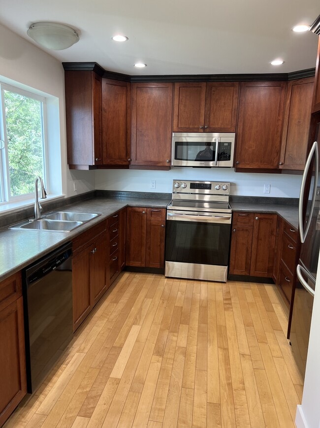 3354 Sewell Rd in Victoria, BC - Building Photo - Building Photo