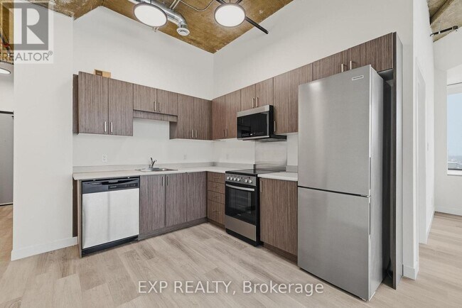 30 Duke St W in Kitchener, ON - Building Photo - Building Photo