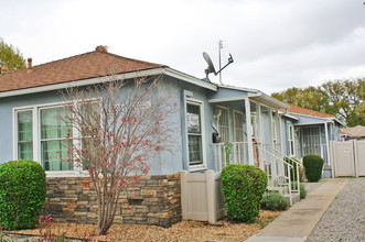 7008 Hazeltine Ave in Van Nuys, CA - Building Photo - Building Photo