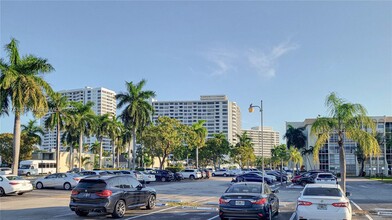 2000 Atlantic Shores Blvd in Hallandale Beach, FL - Foto de edificio - Building Photo