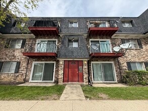 1703 W Mansard Ln in Mount Prospect, IL - Building Photo - Building Photo