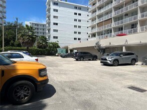 1300 Lincoln Rd in Miami Beach, FL - Foto de edificio - Building Photo