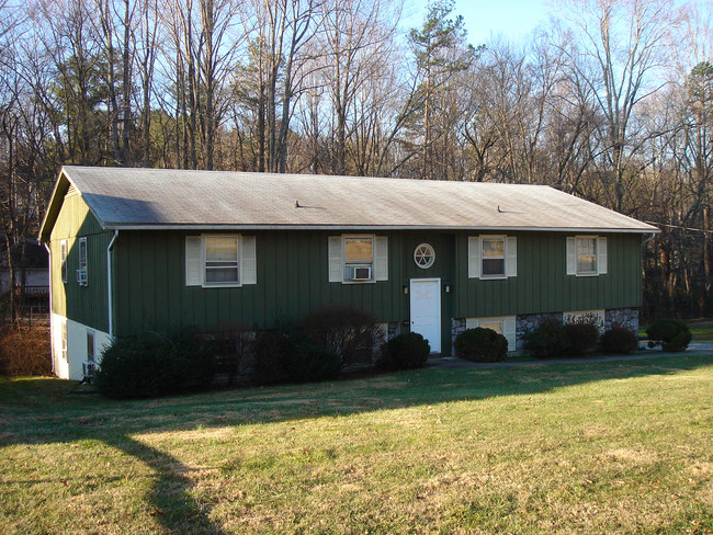 2148 Howard Gap Rd in Hendersonville, NC - Building Photo - Building Photo