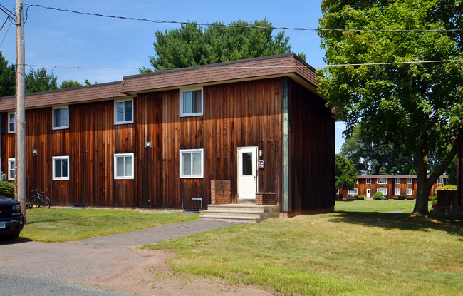 River Hollow Apartments in East Windsor, CT - Foto de edificio - Building Photo