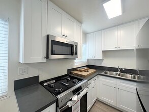 2016 Ernest Ave, Unit 3 in Redondo Beach, CA - Building Photo - Building Photo