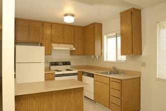 Sand Creek Apartments in Lodi, CA - Building Photo - Building Photo