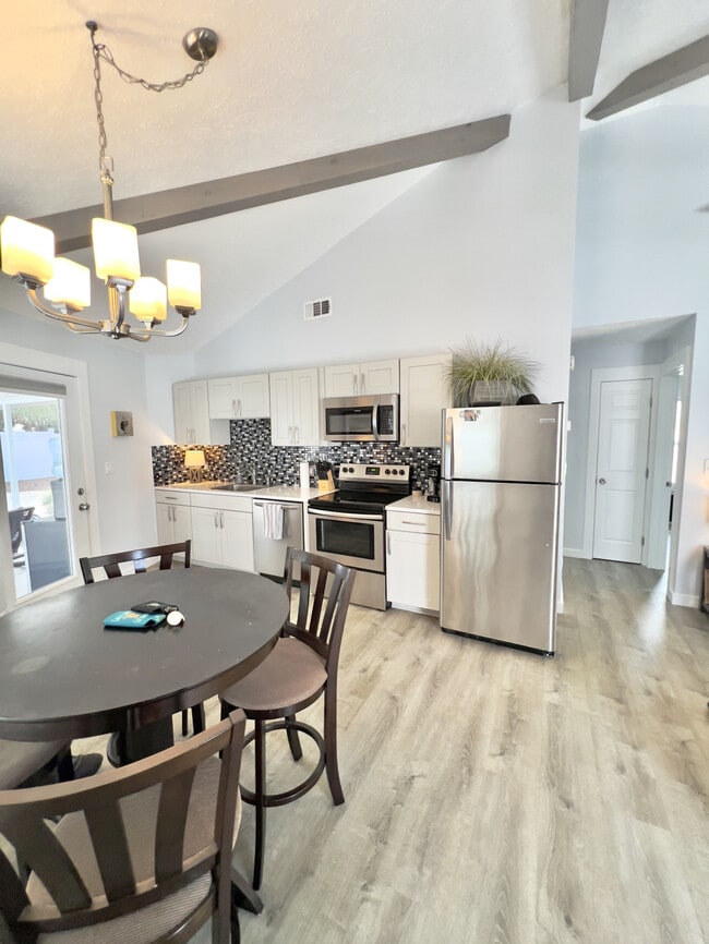 213 Oleander Ct in Panama City Beach, FL - Foto de edificio - Building Photo