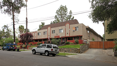 Adena Apartments in Pasadena, CA - Foto de edificio - Building Photo