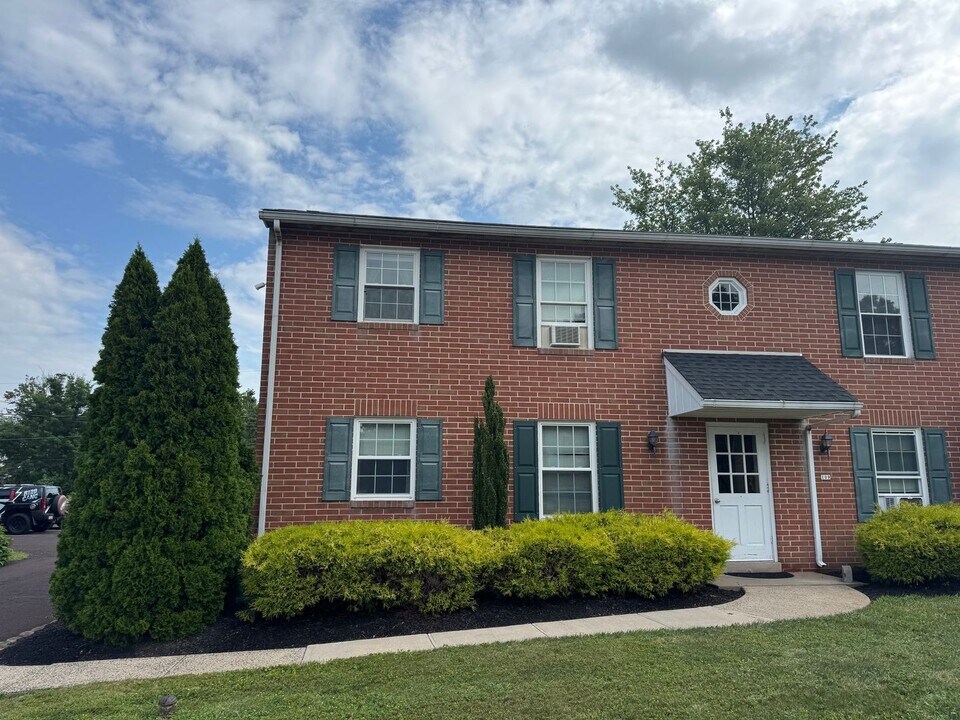 109 S School Ln in Souderton, PA - Building Photo