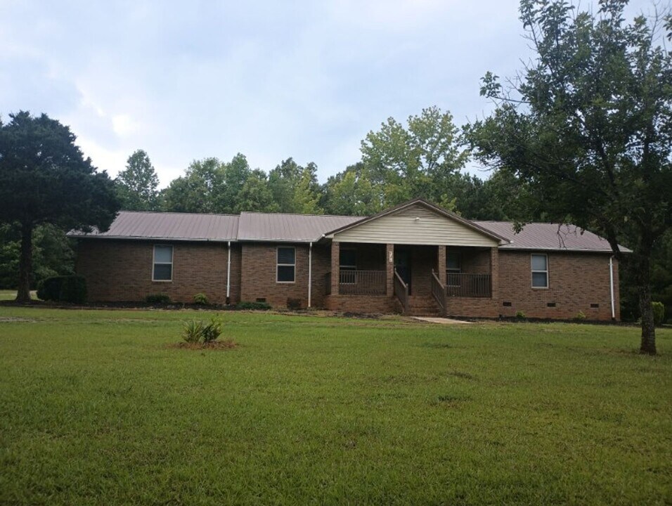 121 Gould Dr in Hodges, SC - Building Photo