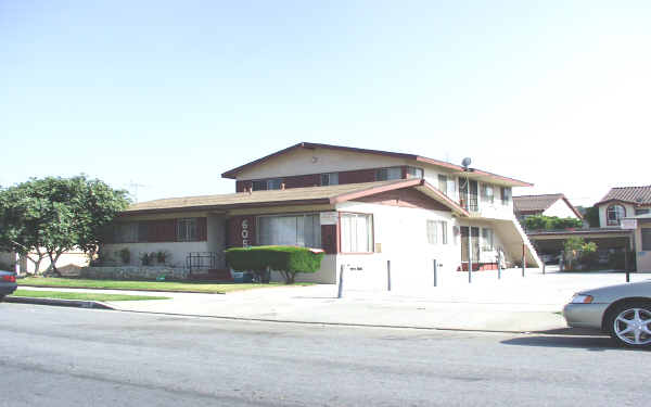 605 Jacmar Dr in Montebello, CA - Foto de edificio