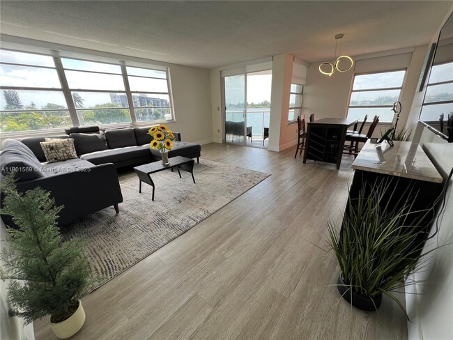 1301 NE Miami Gardens Dr in Miami, FL - Foto de edificio - Building Photo