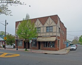 109-113 W Main St in East Islip, NY - Building Photo - Building Photo