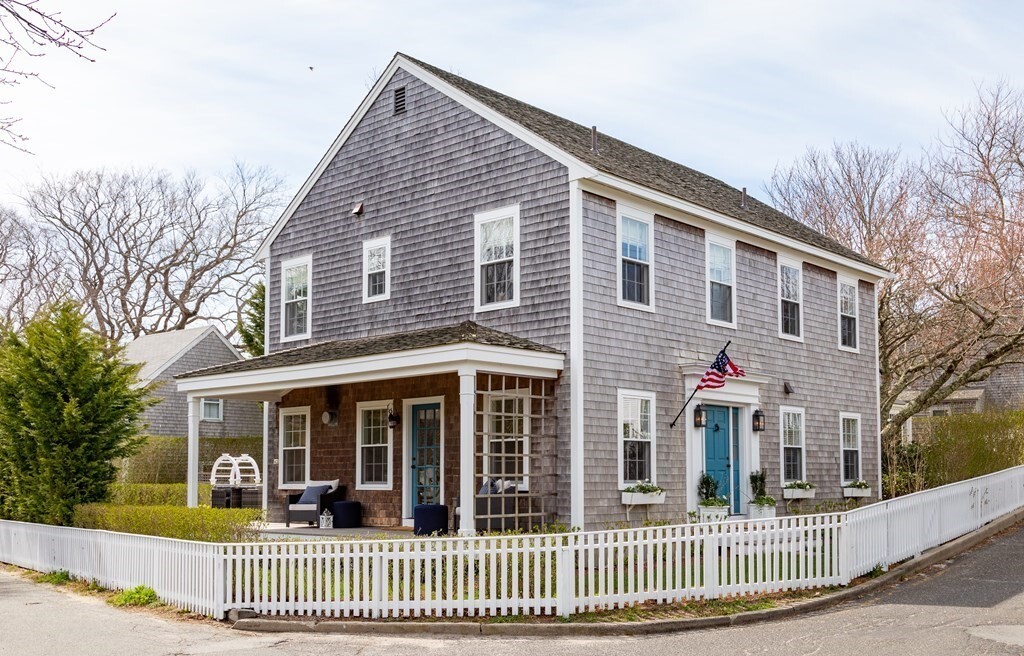 49 Pine St in Nantucket, MA - Building Photo